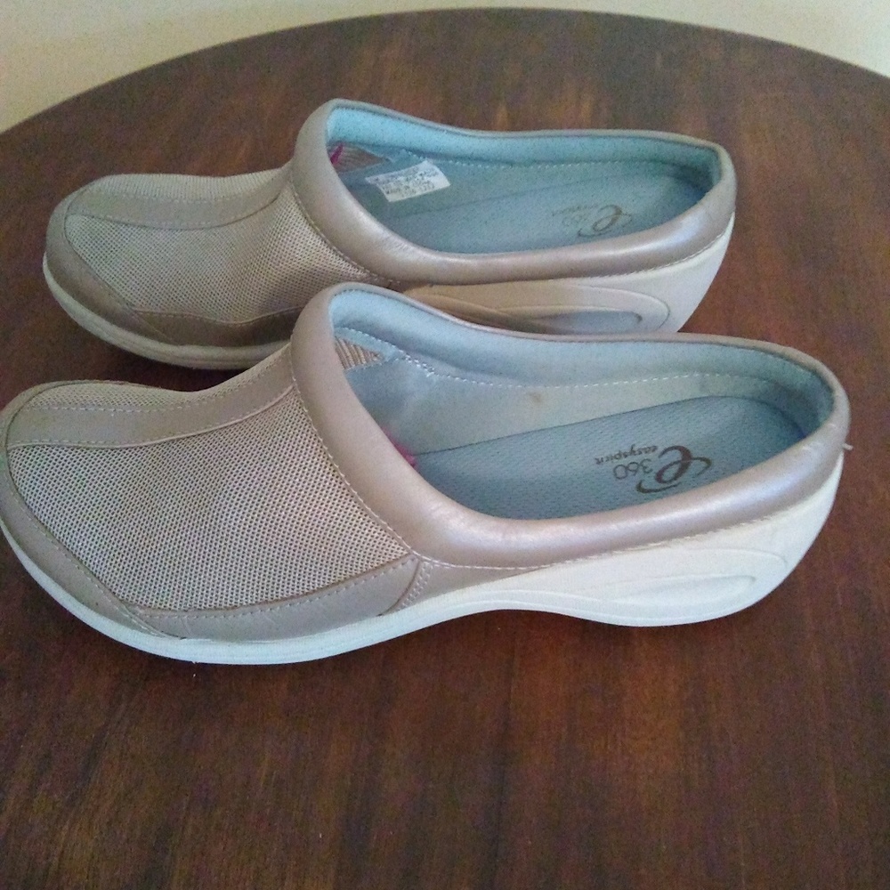 Easy Spirit Clogs - Picture 3 of 3